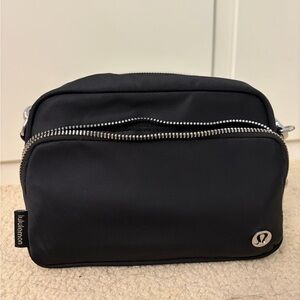 lululemon Everywhere Crossbody Bag 2L - Silver Hardware